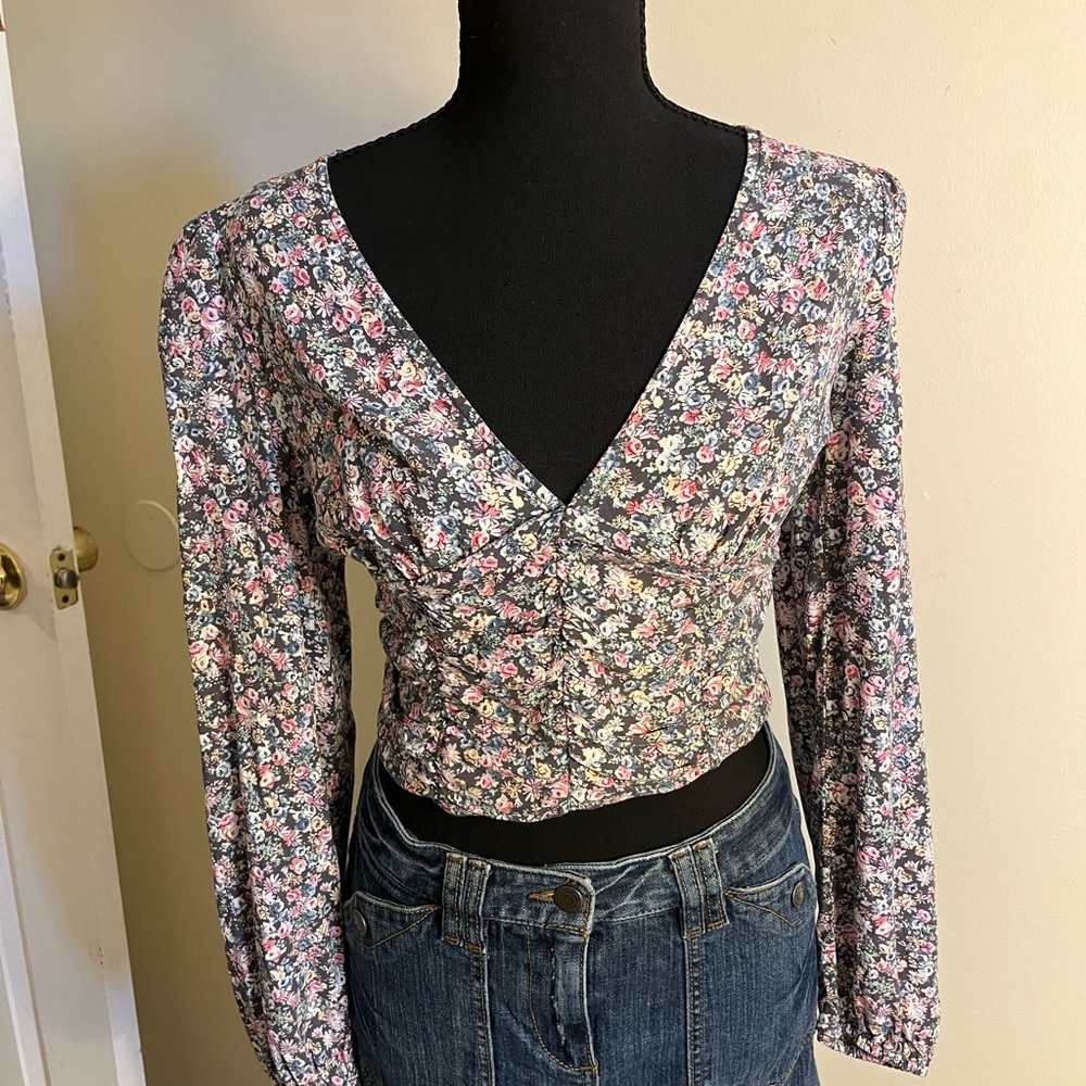 Wild Fable Floral V-Neck Long Sleeve Cropped Top